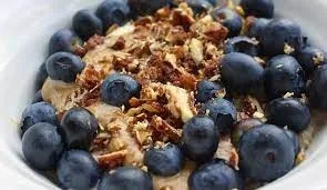 Alzheimerul ”dovedit”de două alimente naturale: afinele și nucile
