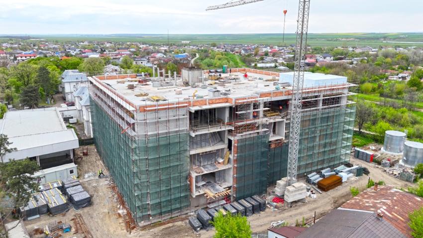 Se lucrează intens la compartimentarea și montarea instalațiilor noului spital din Tecuci