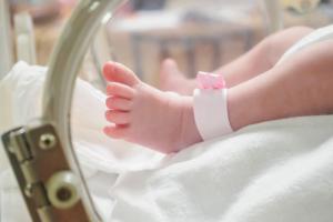 Un bebeluș de două luni, căruia i s-a prescris sirop de tuse, a murit de pneumonie