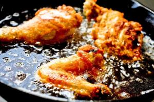 Prăjim alimentele în untură sau în uleiuri vegetale? Explicațiile unui medic gălățean